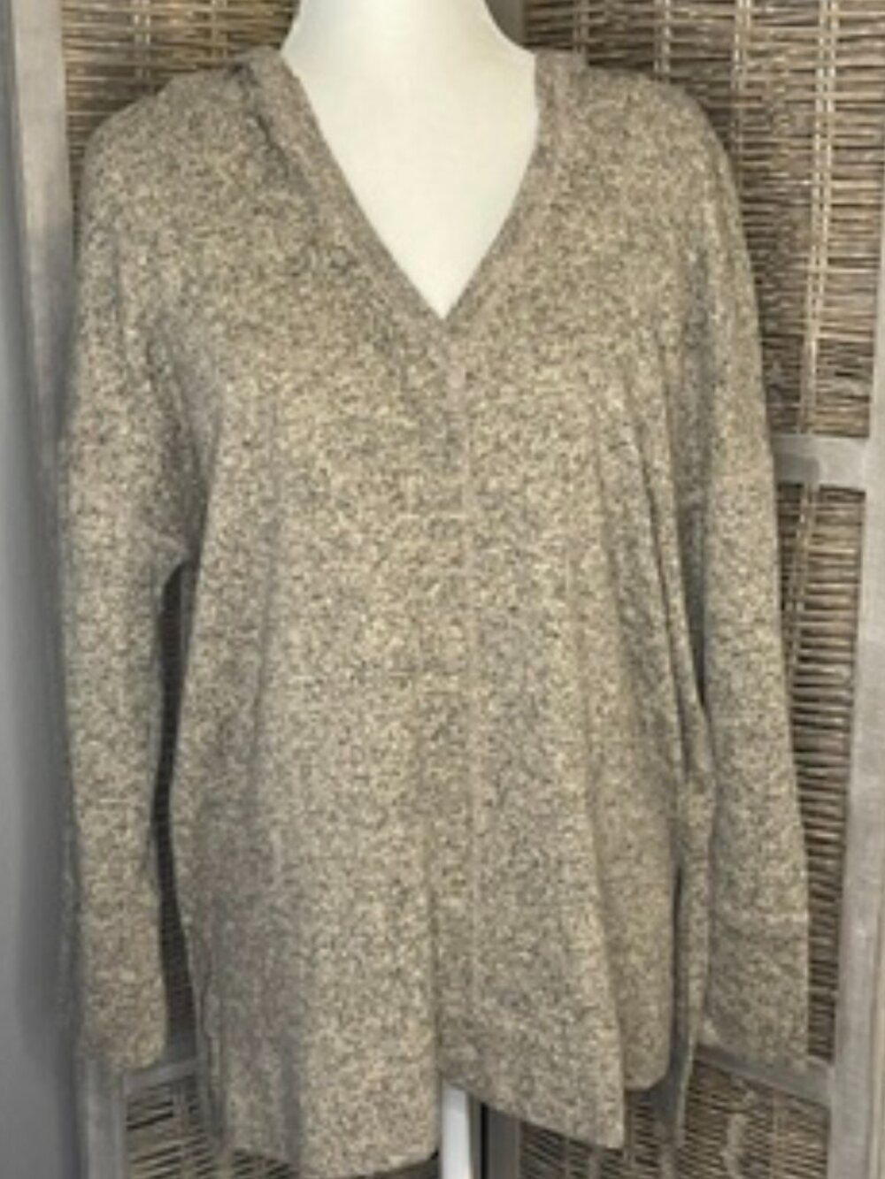 Comfy and cozy Gray hooded v-neck sweater in a size 2x. (16)